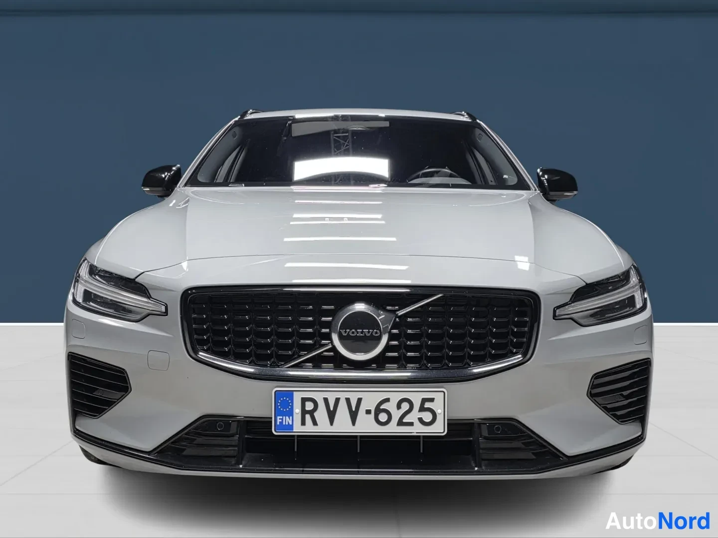 Grey Volvo V60 2024, front, photo 3