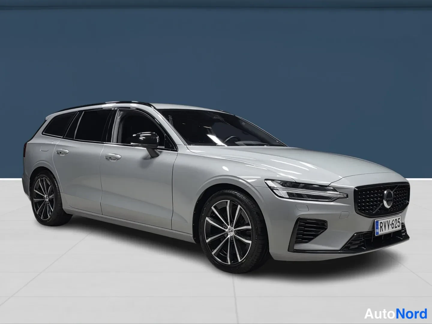 Grey Volvo V60 2024, front three-quarter, nose to the right, photo 2
