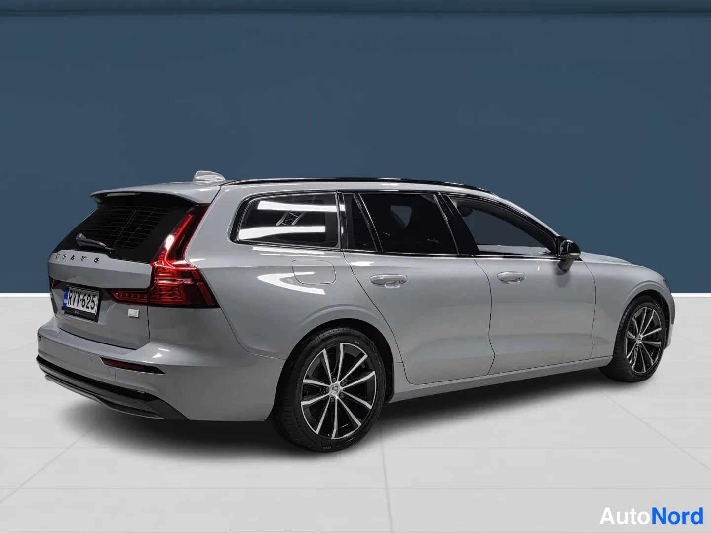 Grey Volvo V60 2024, rear three-quarter, photo 4