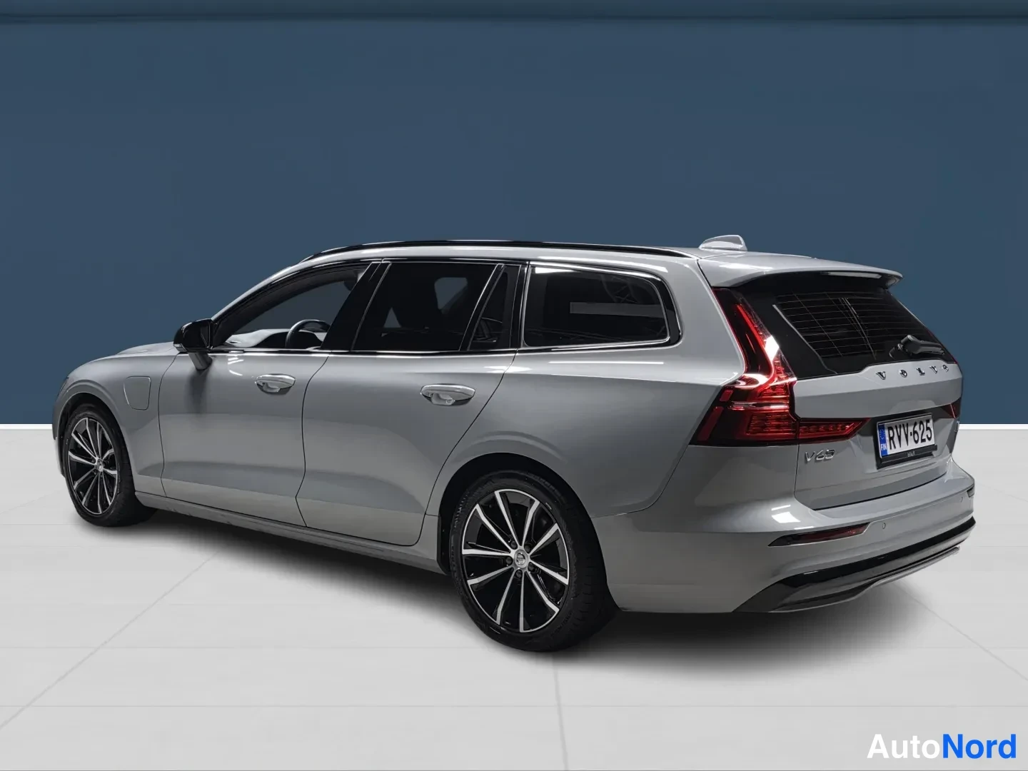 Grey Volvo V60 2024, rear three-quarter, photo 5