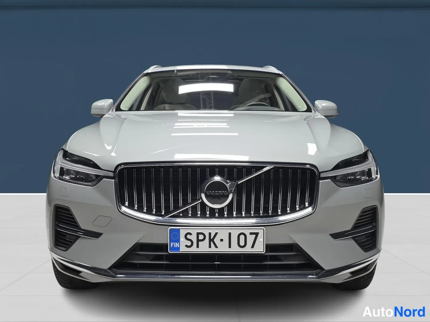 Grey Volvo XC60 2024, front, photo 3