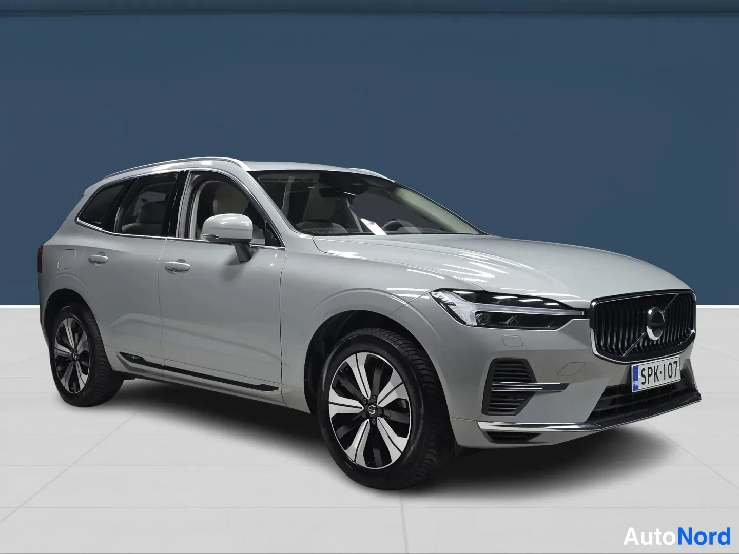 Grey Volvo XC60 2024, front three-quarter, nose to the right, photo 2