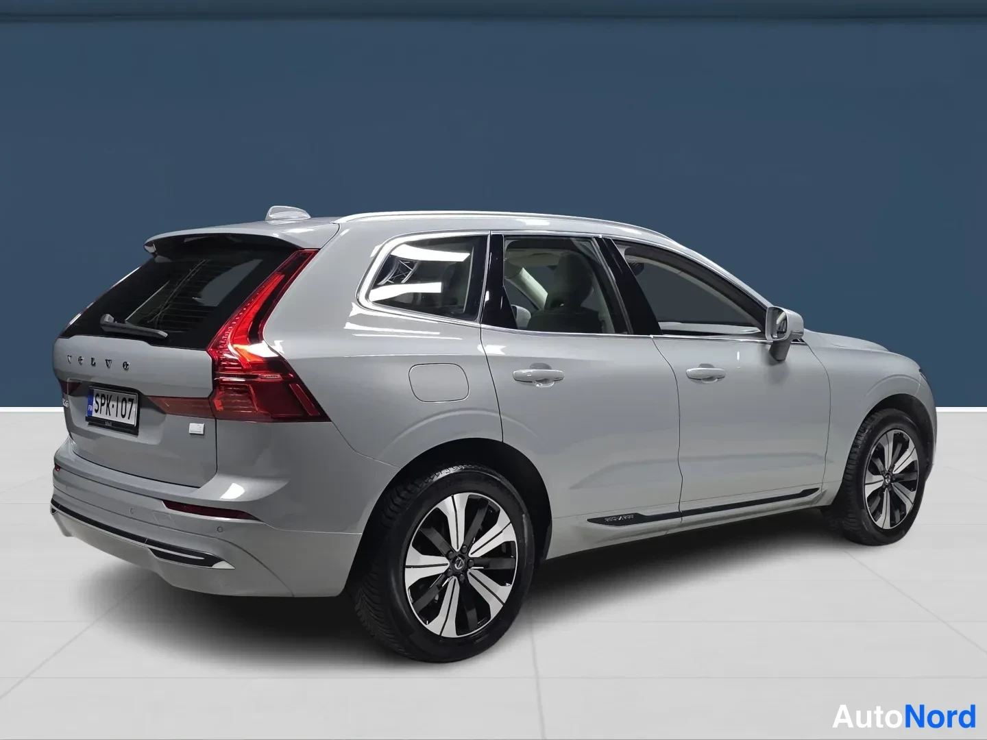 Grey Volvo XC60 2024, rear three-quarter, photo 4