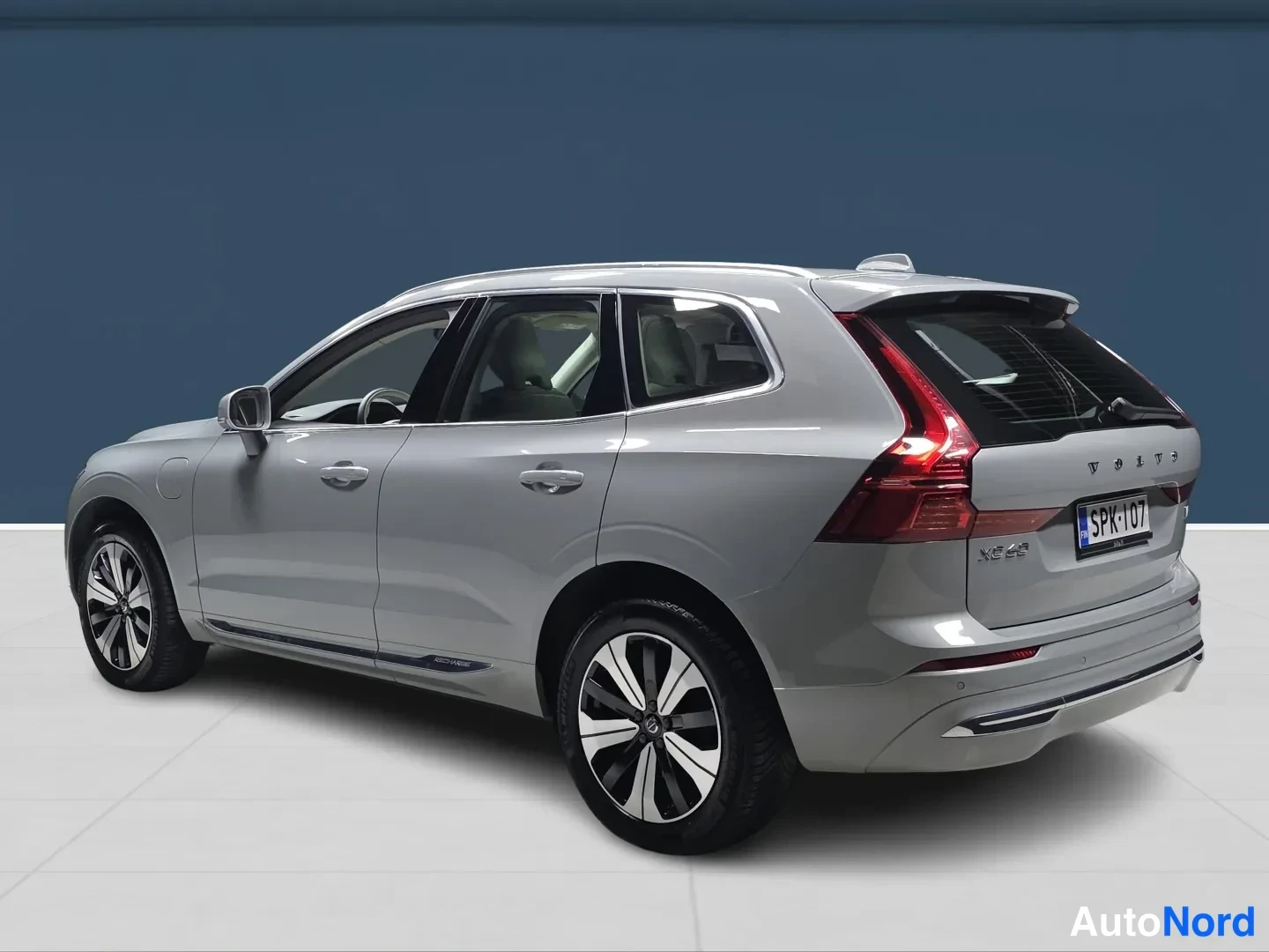Grey Volvo XC60 2024, rear three-quarter, photo 5