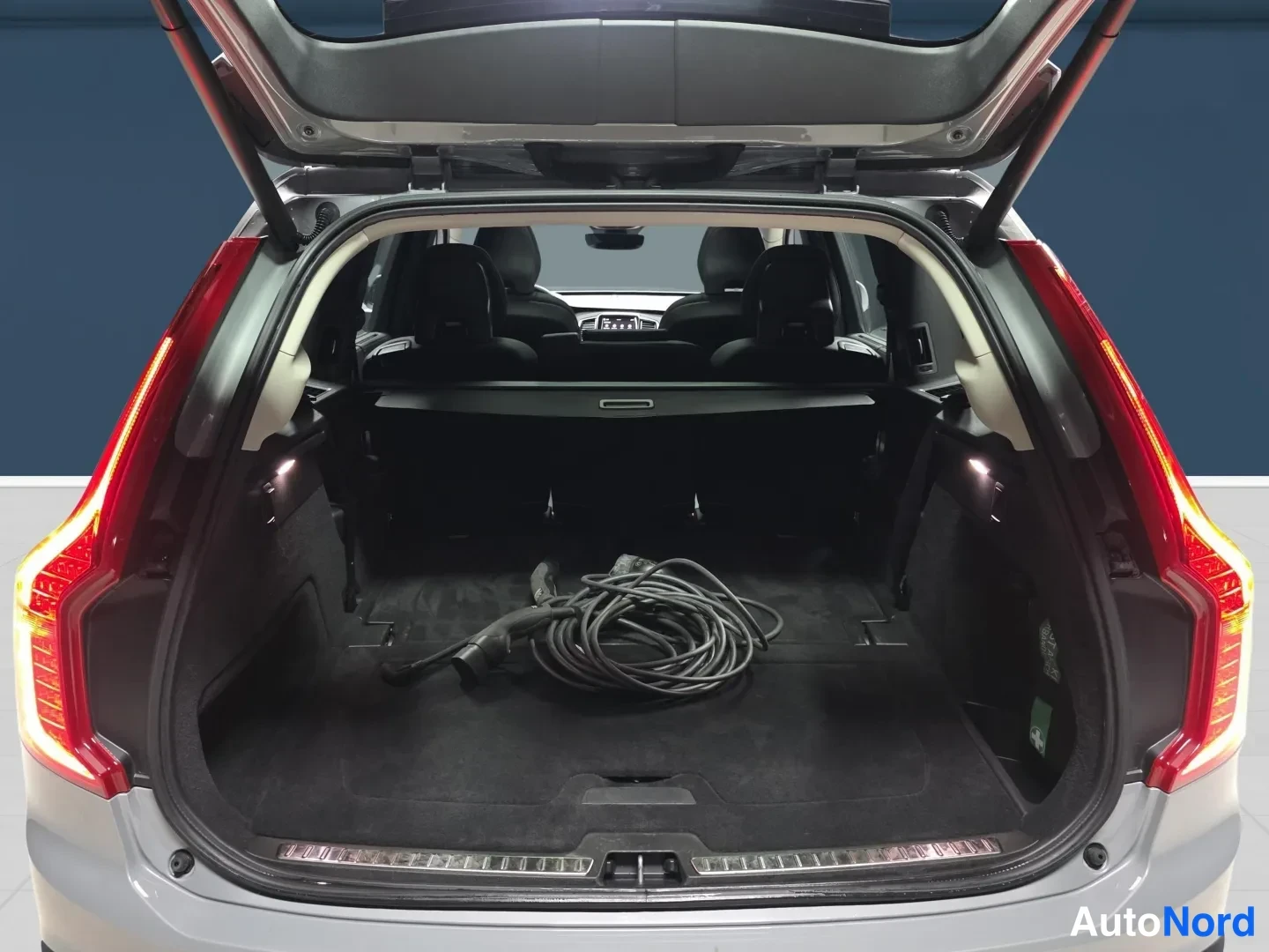 Grå Volvo XC90 2024, bakifrån, bild 7