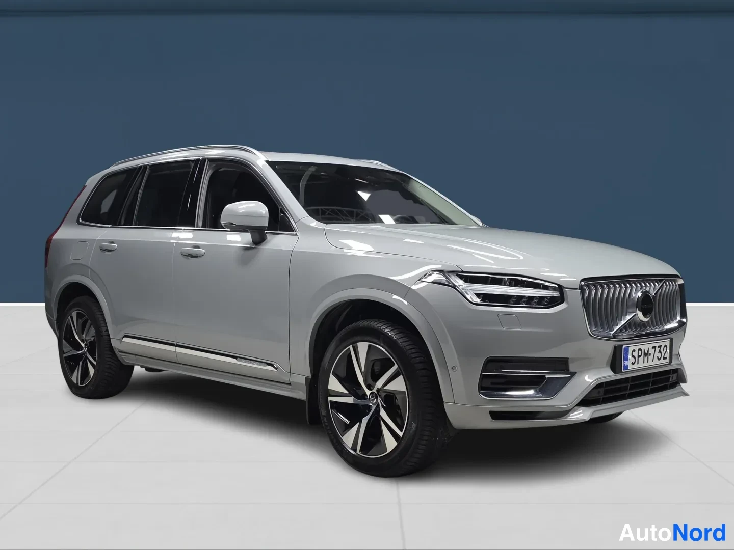 Grå Volvo XC90 2024, snett framifrån, fronten åt höger, bild 2