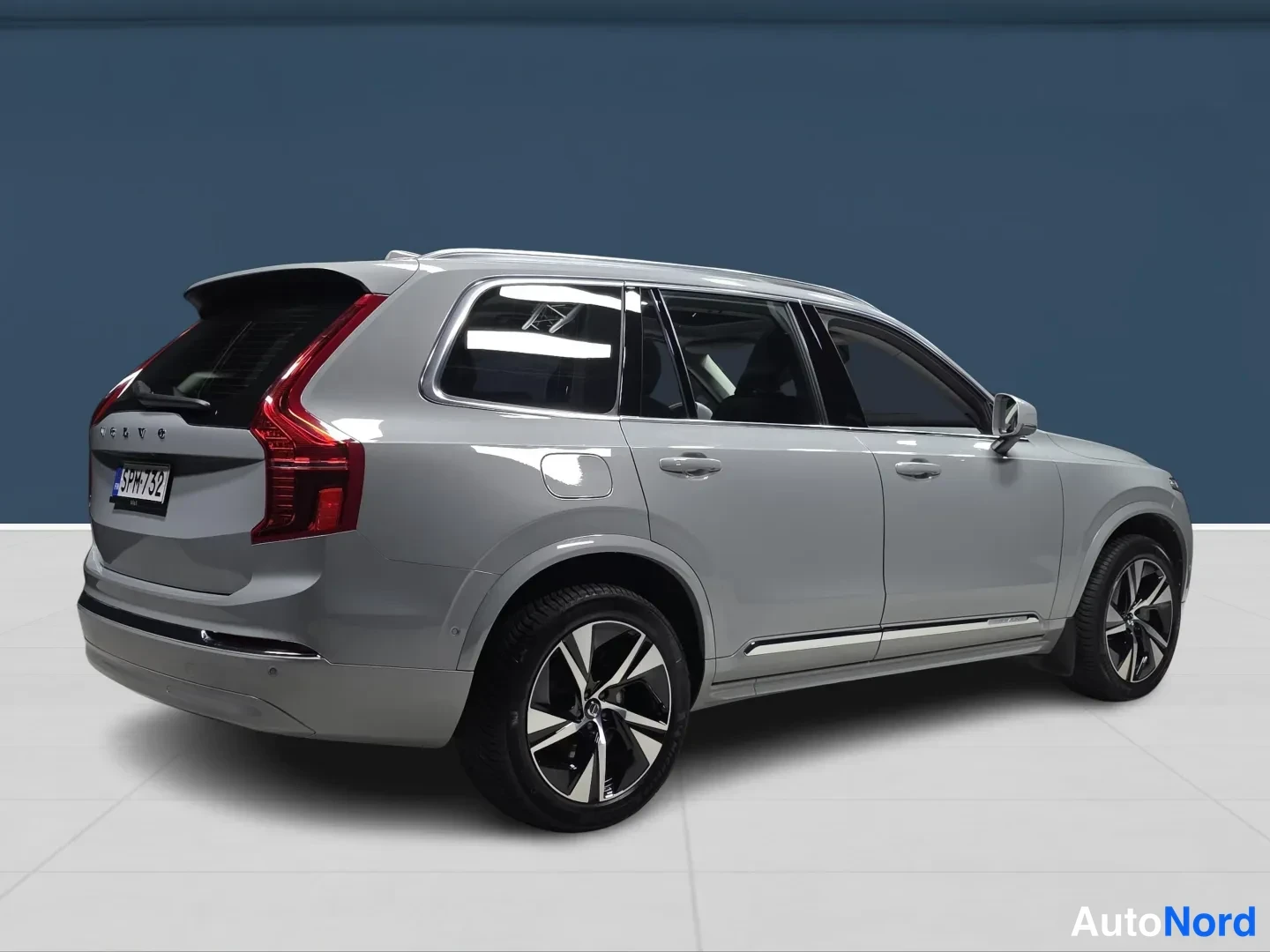 Grå Volvo XC90 2024, snett bakifrån, bild 4