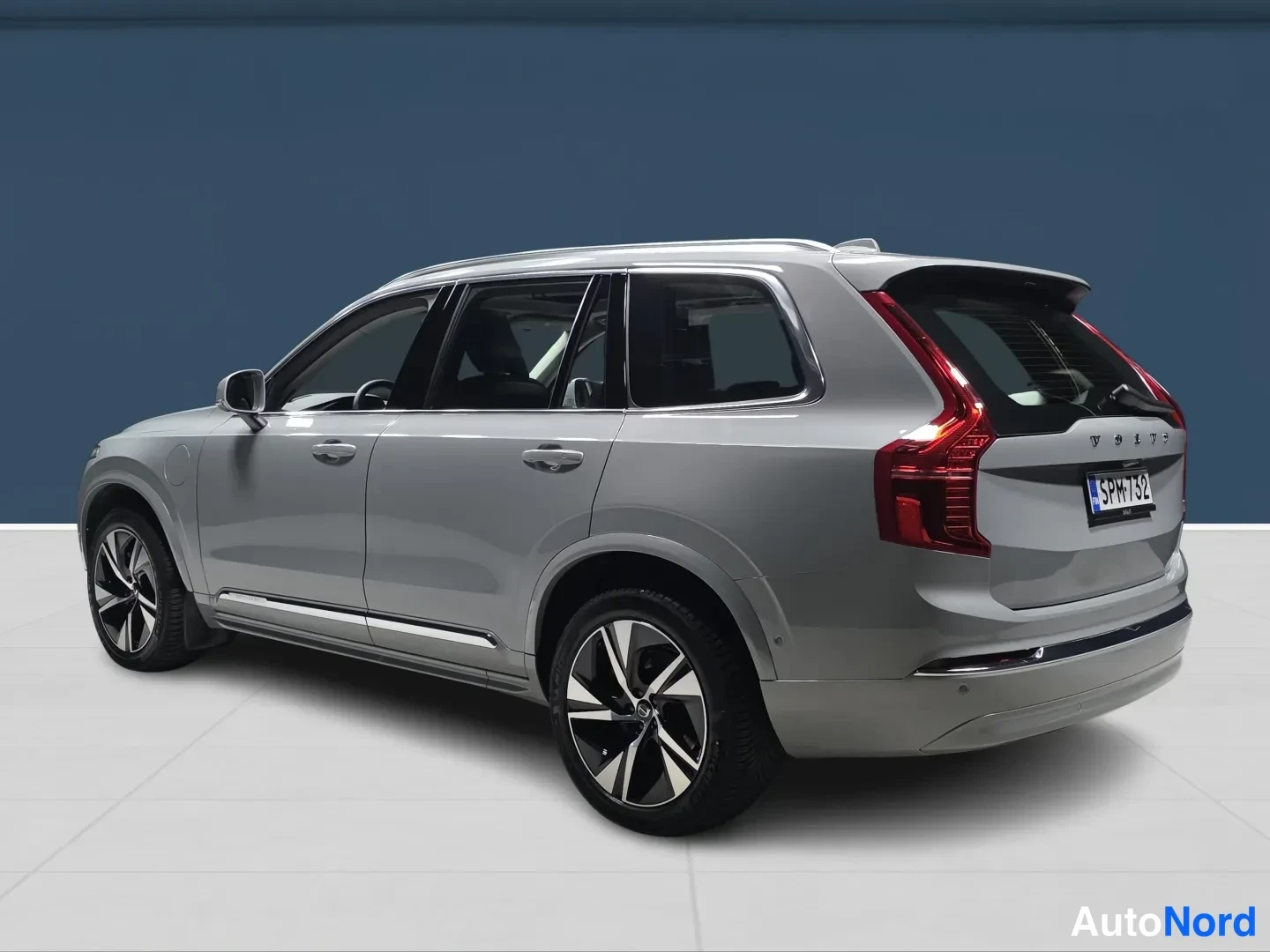 Grå Volvo XC90 2024, snett bakifrån, bild 5
