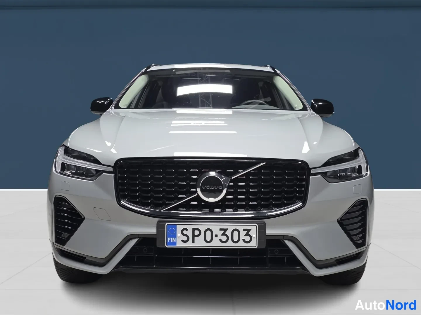 Grå Volvo XC60 2024, framifrån, bild 3