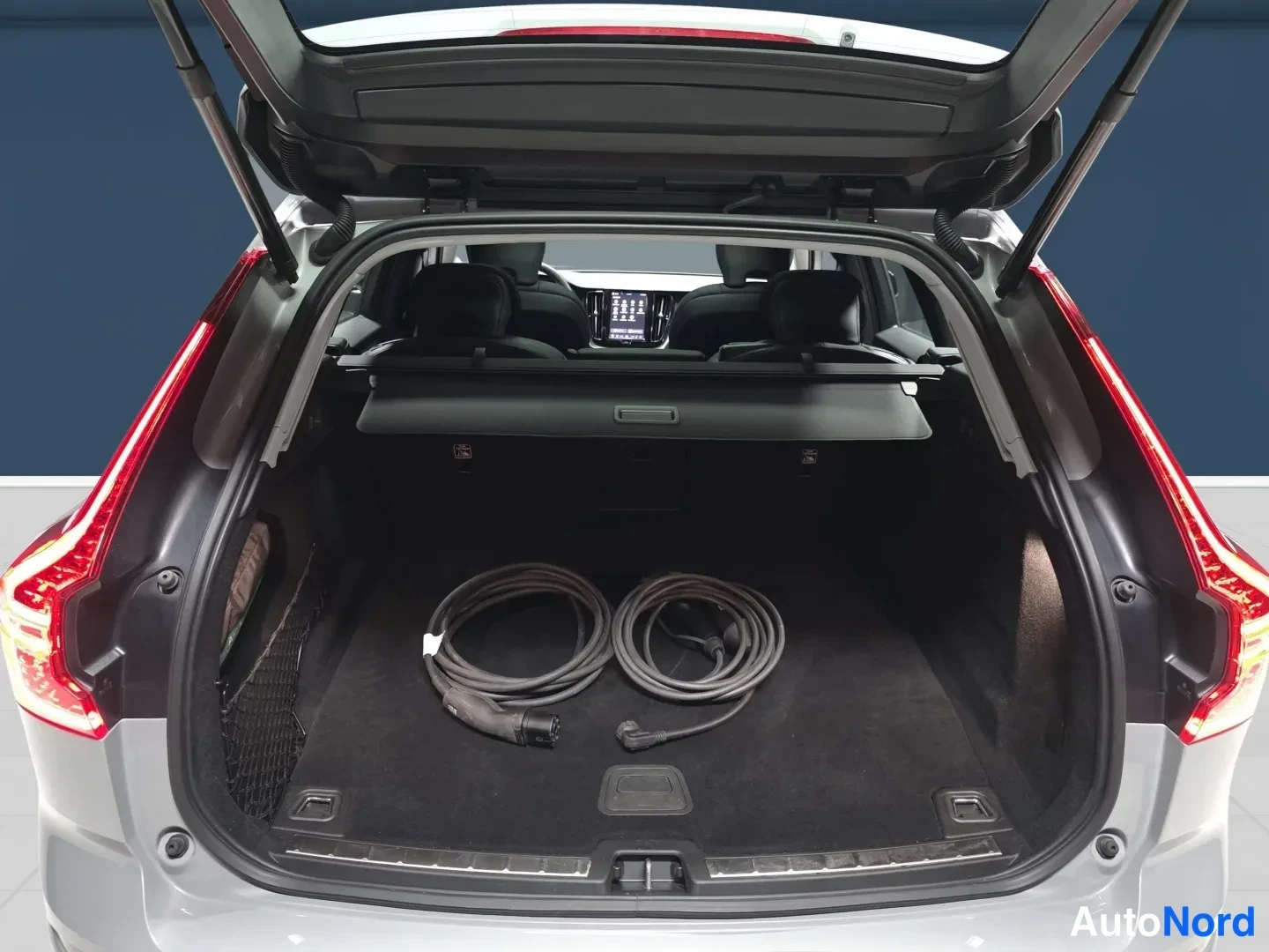 Grå Volvo XC60 2024, bakifrån, bild 7