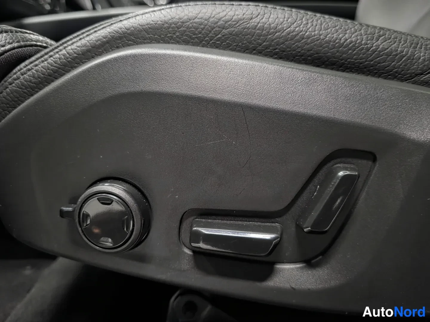 Grå Volvo XC60 2024, bild 16