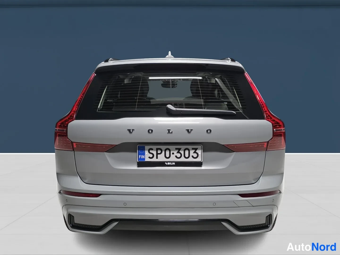 Grå Volvo XC60 2024, bakifrån, bild 6