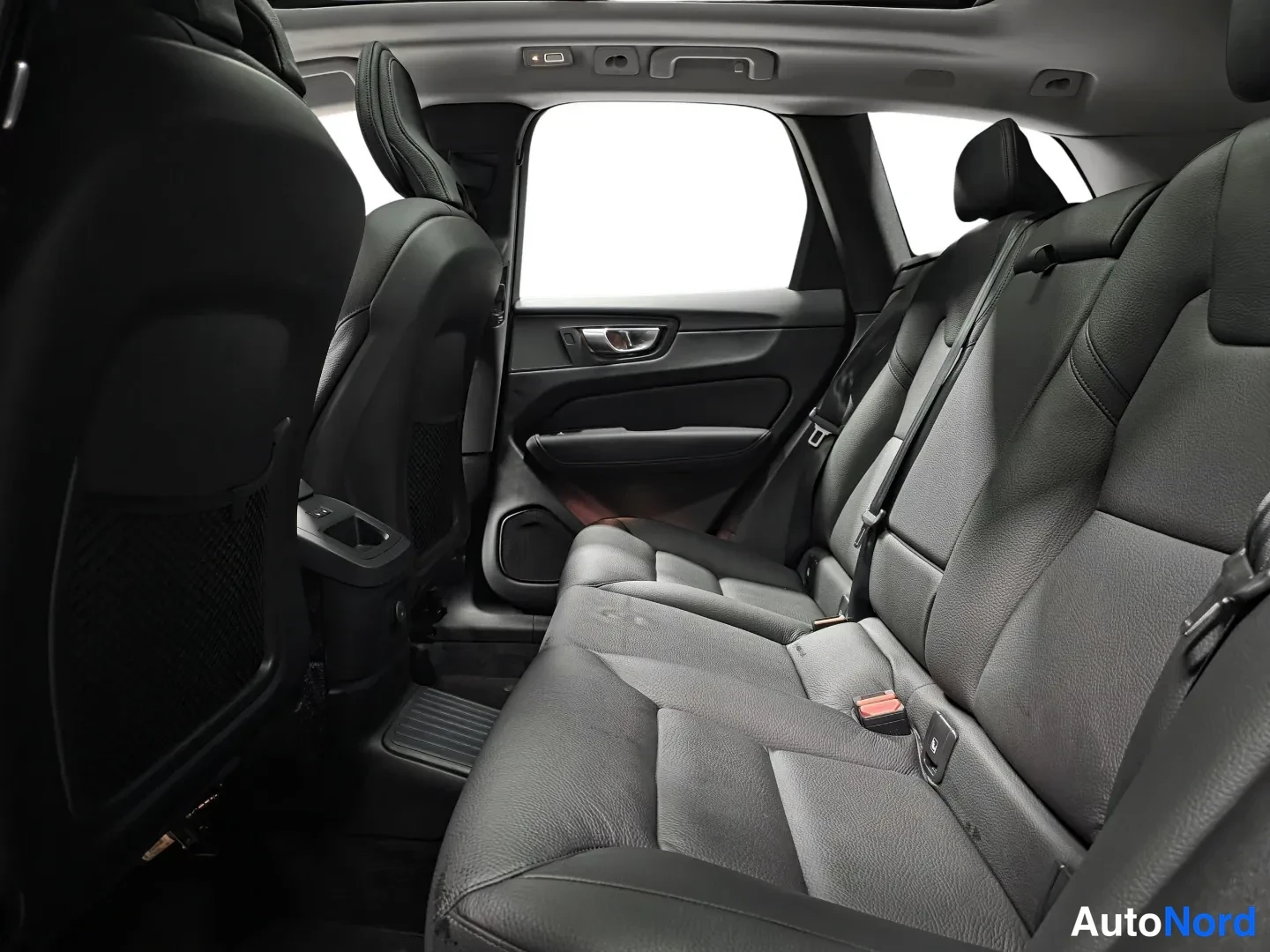 Grå Volvo XC60 2024, bild 10