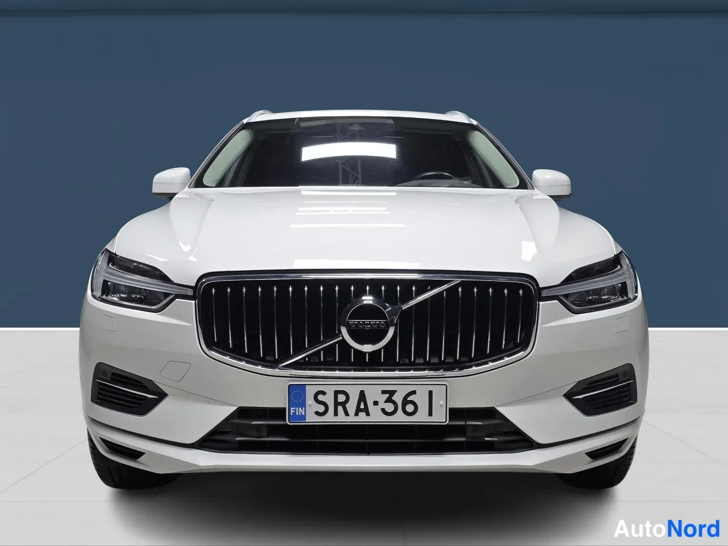 White Volvo XC60 2021, front, photo 3