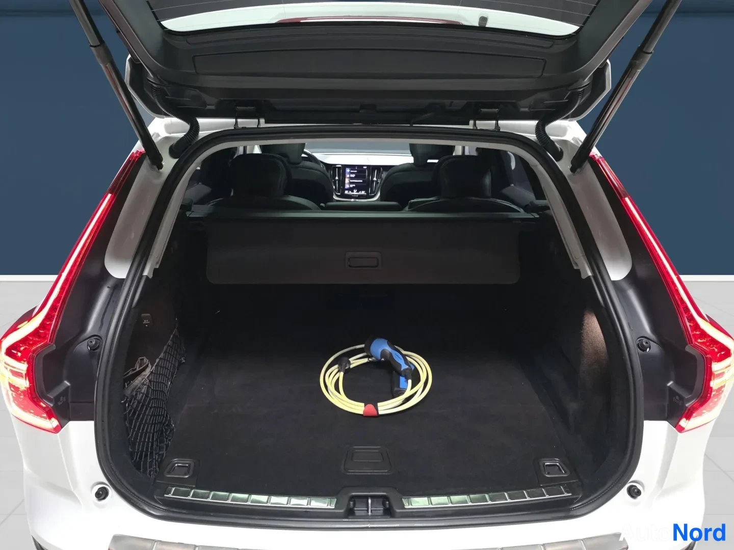White Volvo XC60 2021, rear, photo 7