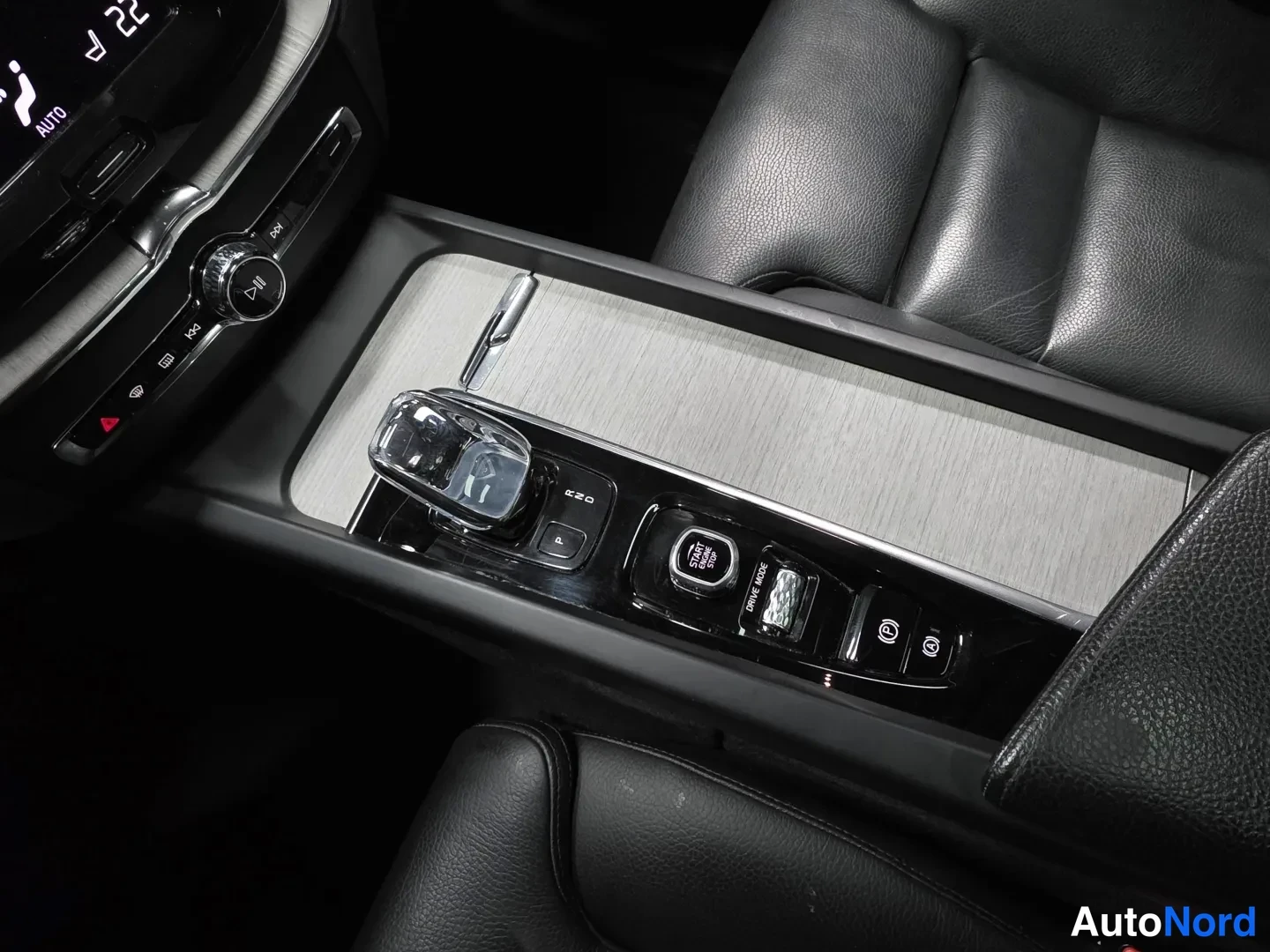 White Volvo XC60 2021, photo 14