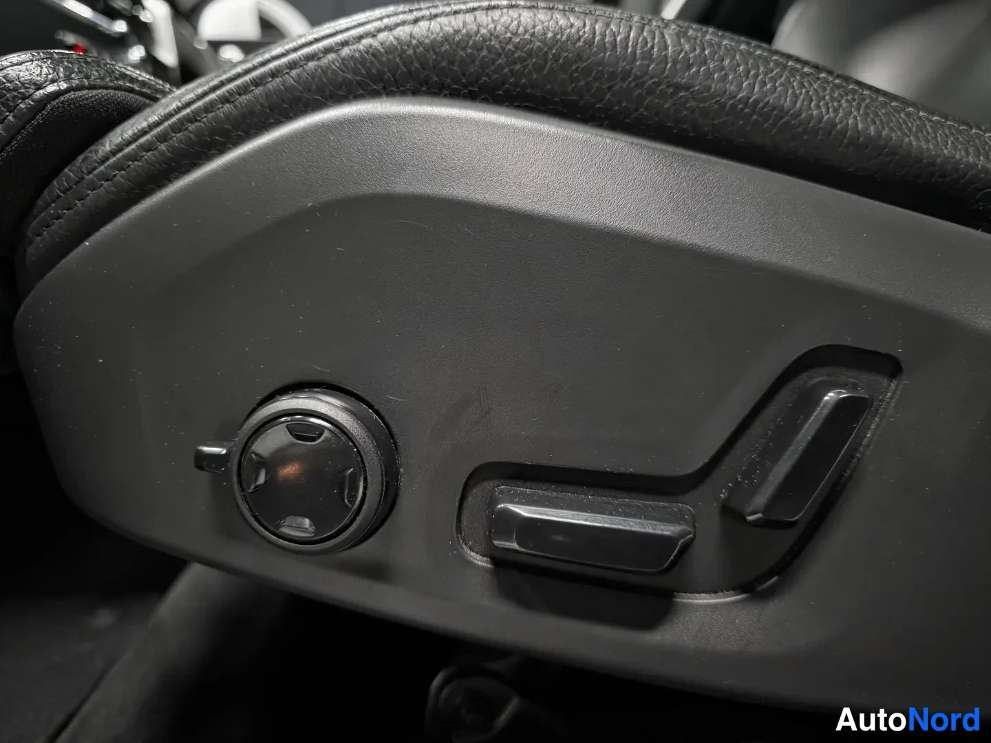White Volvo XC60 2021, photo 16
