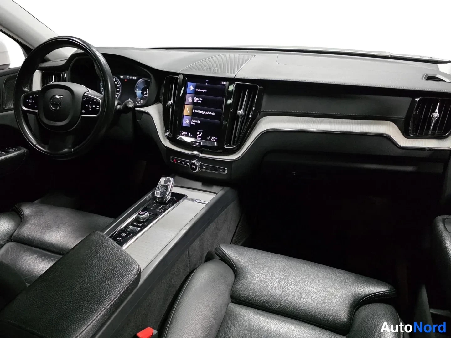 White Volvo XC60 2021, photo 17