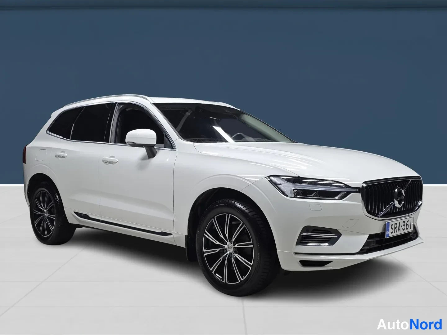White Volvo XC60 2021, front three-quarter, nose to the right, photo 2