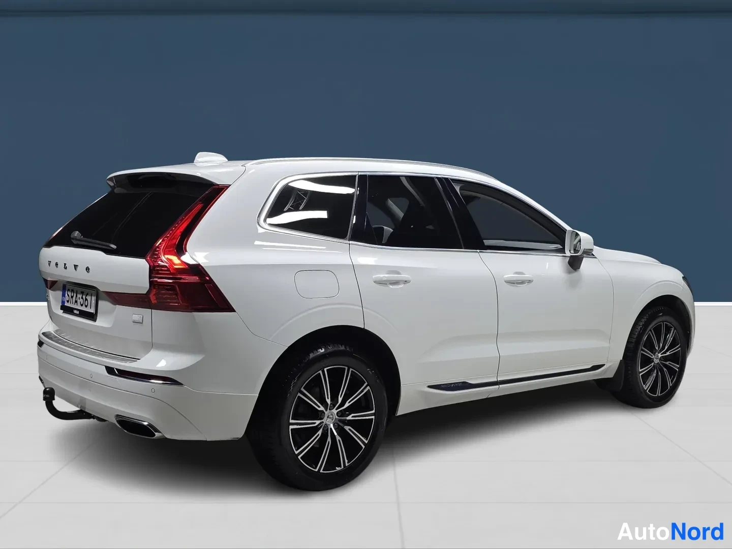 White Volvo XC60 2021, rear three-quarter, photo 5