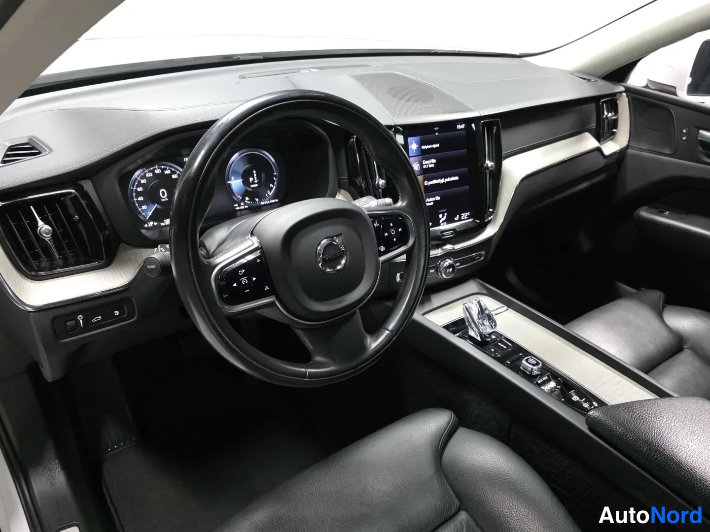 White Volvo XC60 2021, photo 8