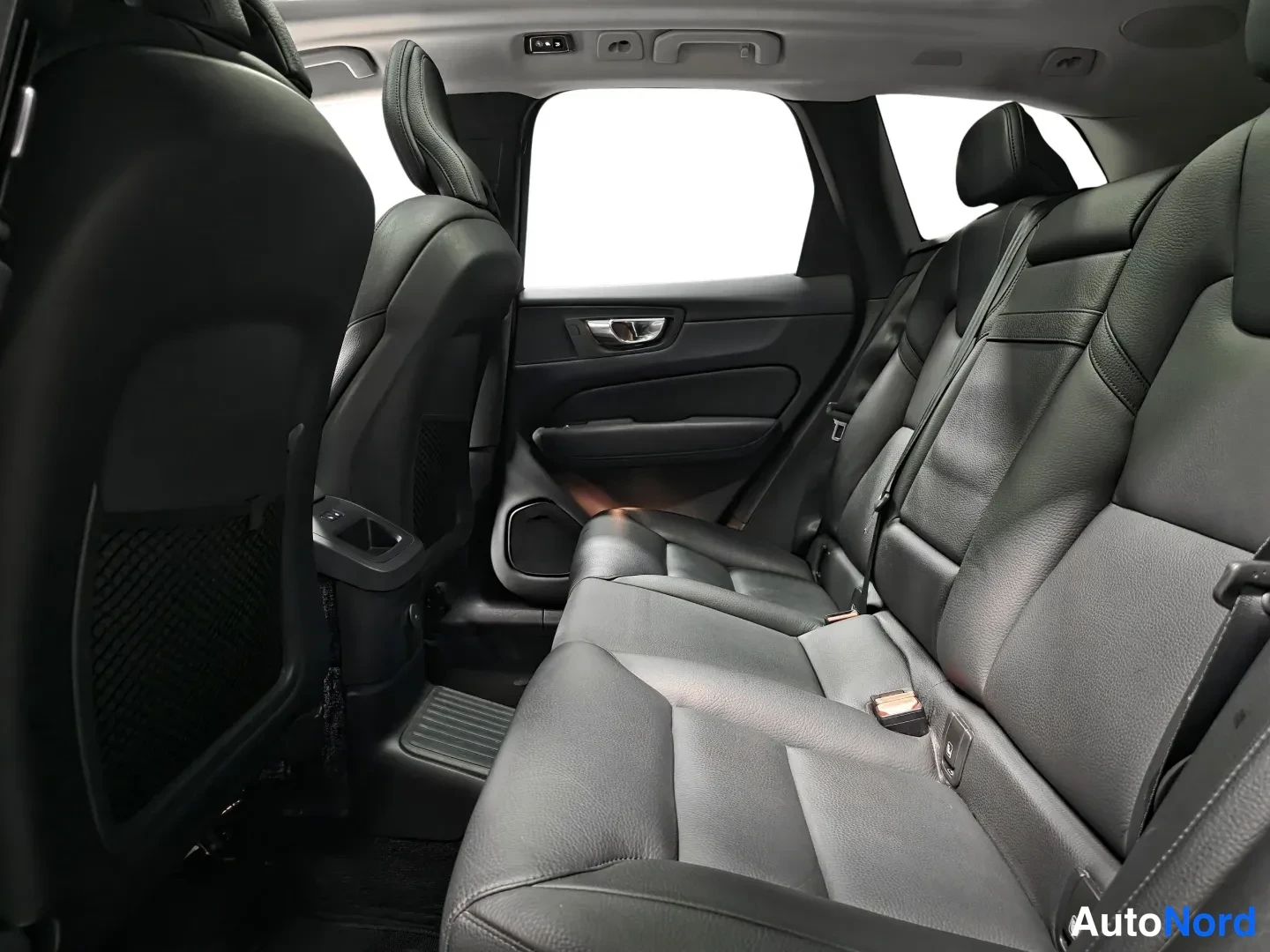 White Volvo XC60 2021, photo 9