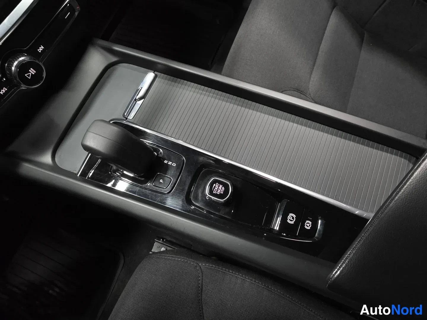 Grey Volvo V60 2022, photo 15