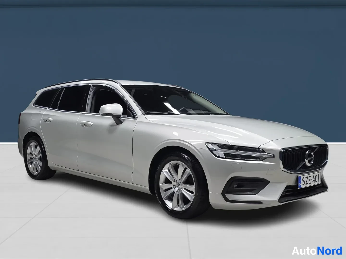 Grey Volvo V60 2022, front three-quarter, nose to the right, photo 2