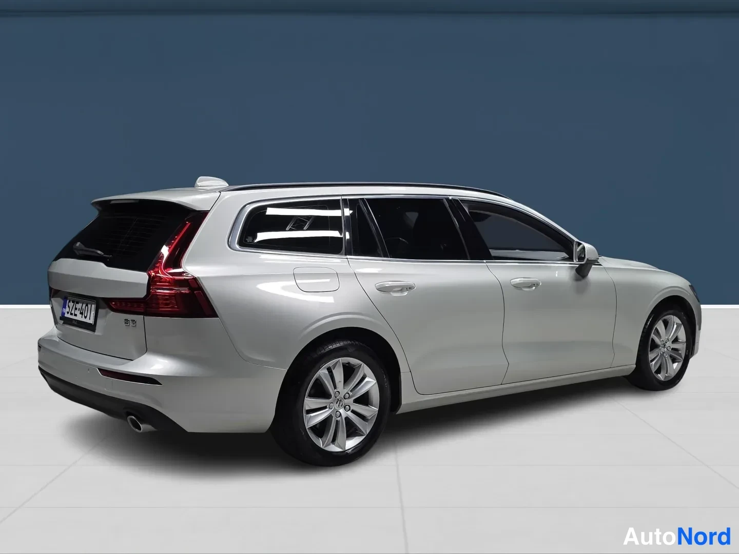 Grey Volvo V60 2022, rear three-quarter, photo 4