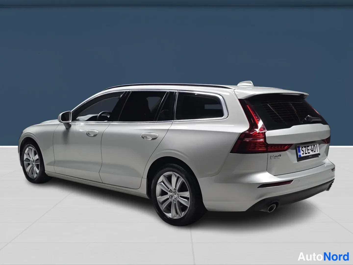 Grey Volvo V60 2022, rear three-quarter, photo 5