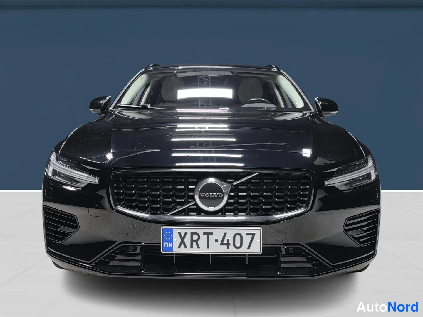 Black Volvo V60 2023, front, photo 3
