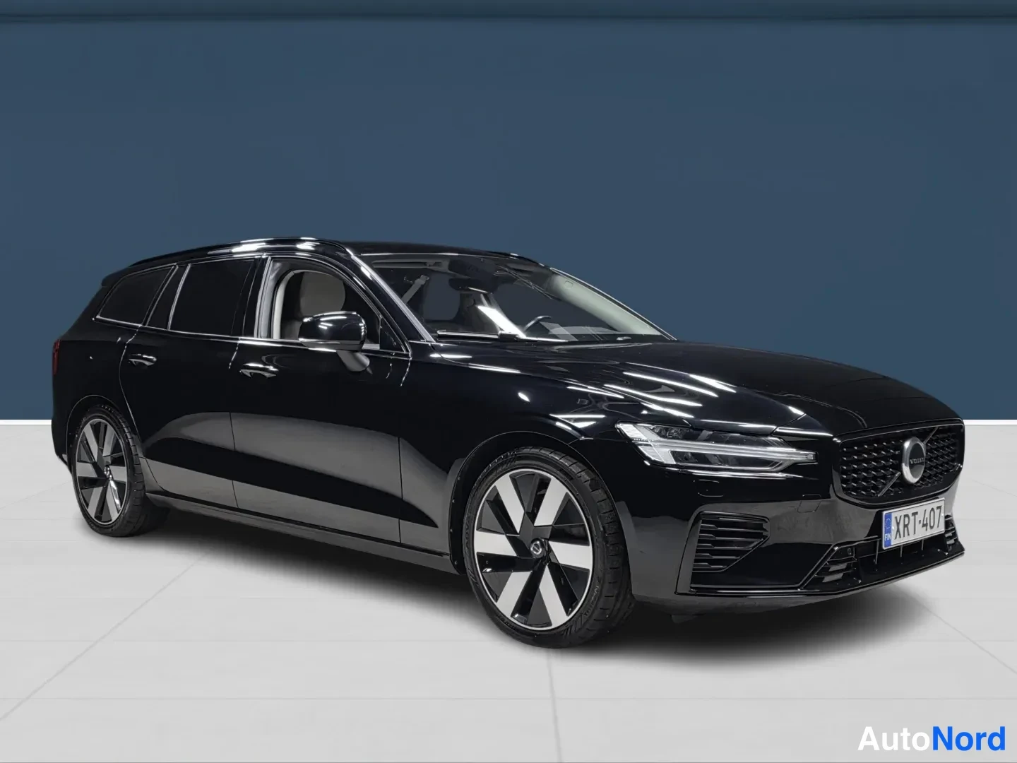 Black Volvo V60 2023, front three-quarter, nose to the right, photo 2