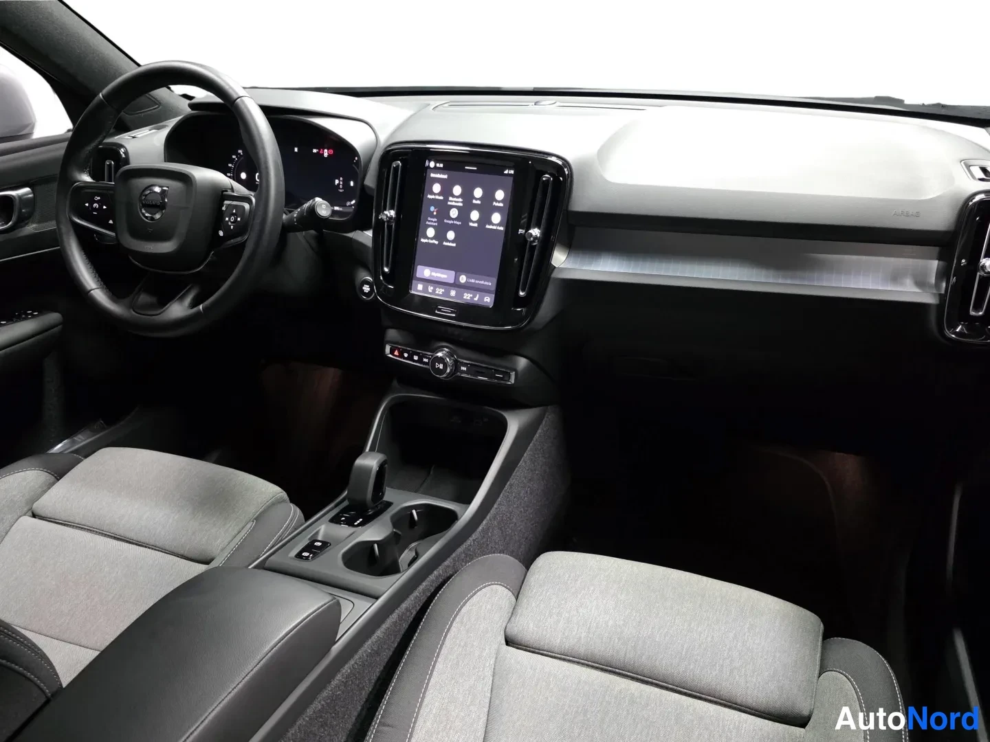 Harmaa Volvo XC40 2025, kuva 7