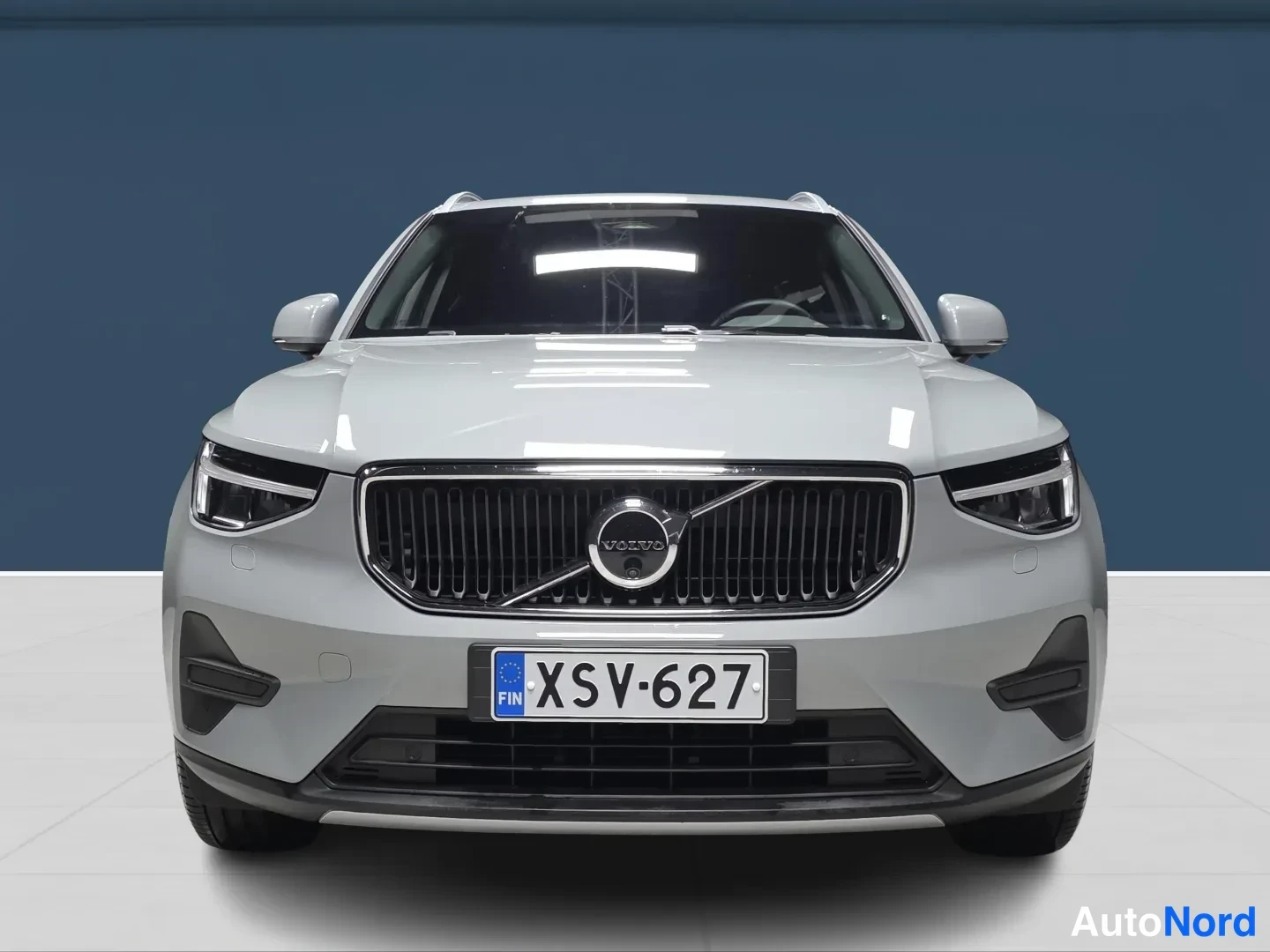 Harmaa Volvo XC40 2025, edestä, kuva 3