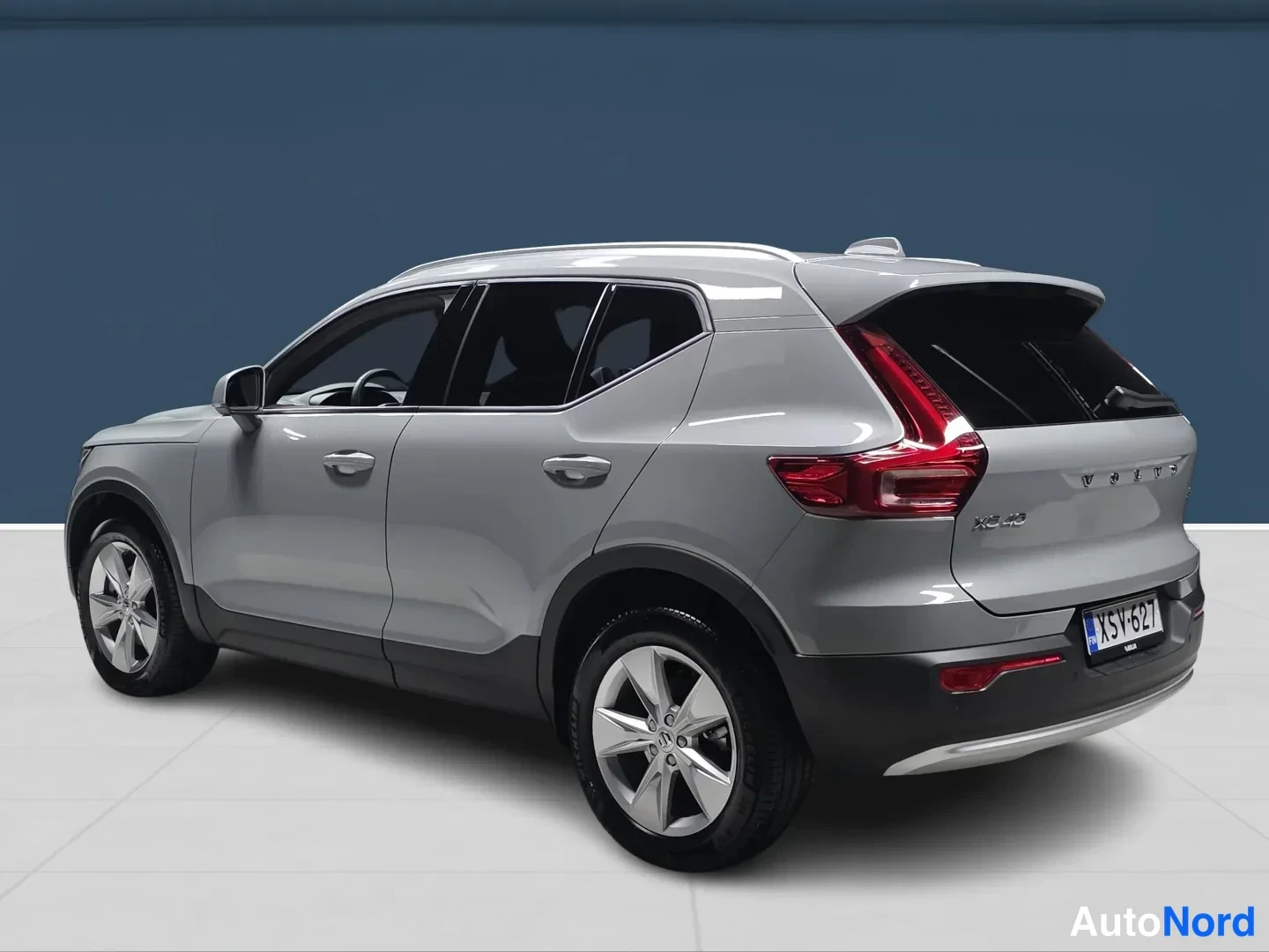 Harmaa Volvo XC40 2025, takaviisto, kuva 5