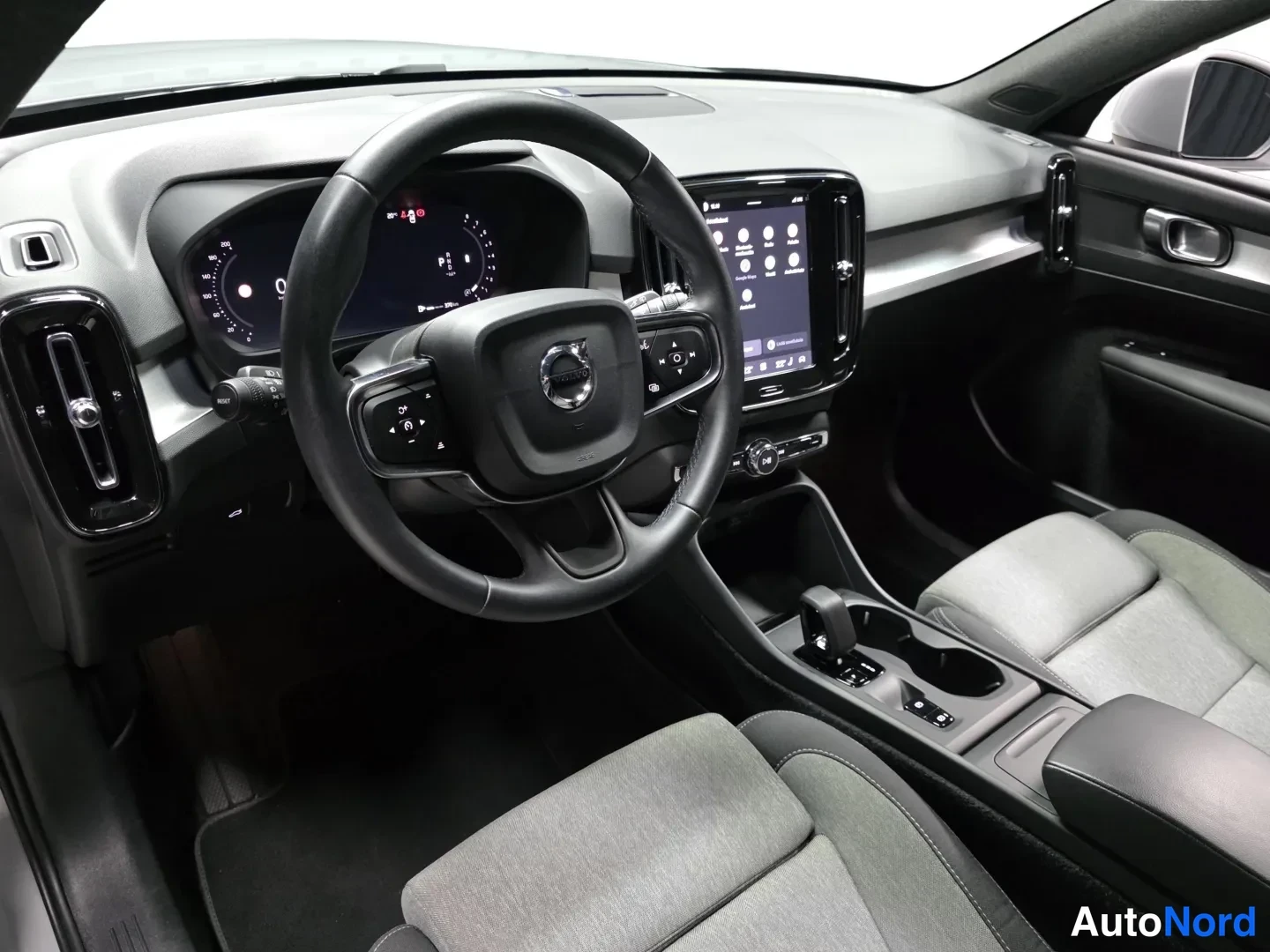 Harmaa Volvo XC40 2025, kuva 9