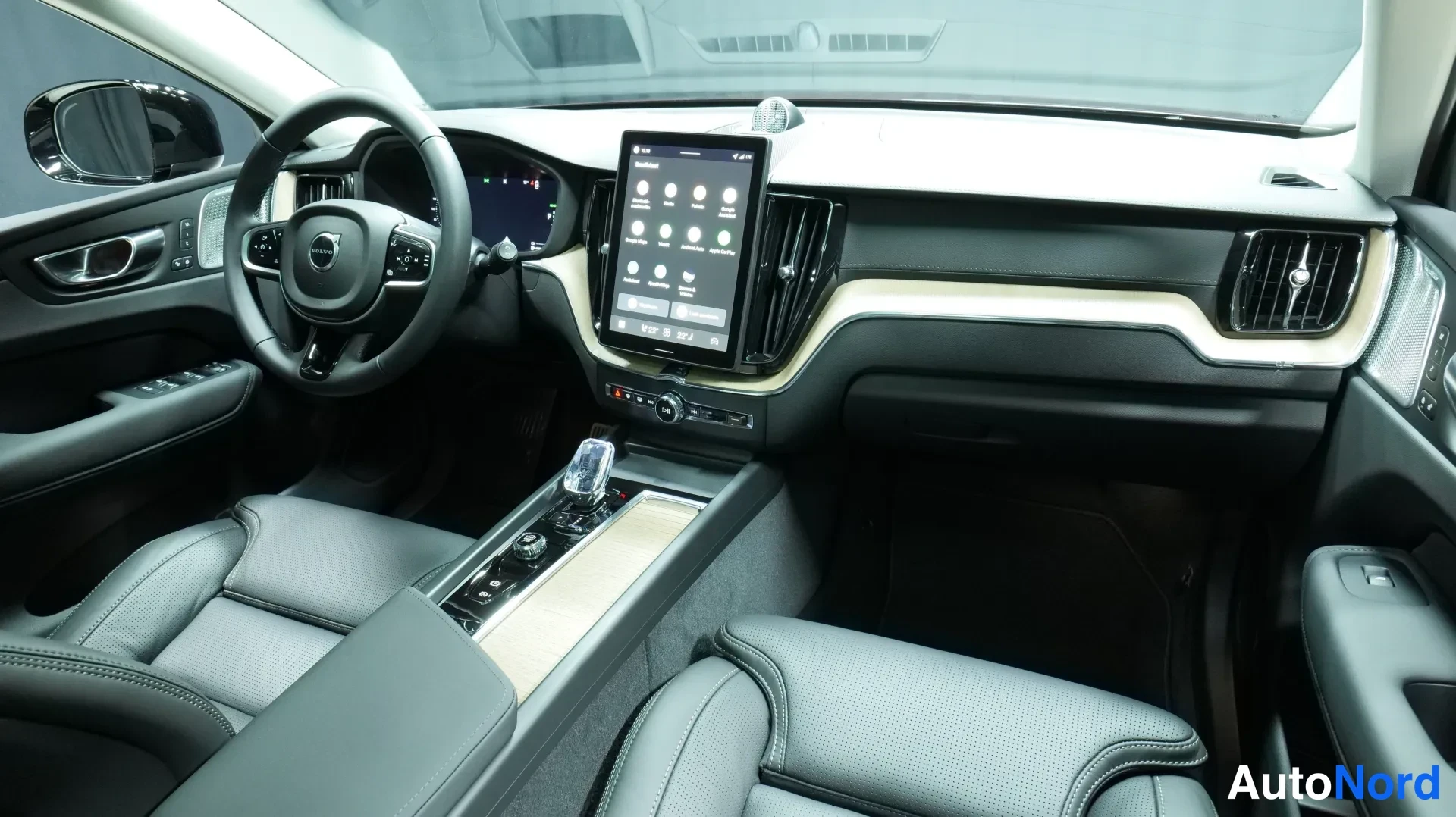 Punainen Volvo XC60 2026, kuva 5