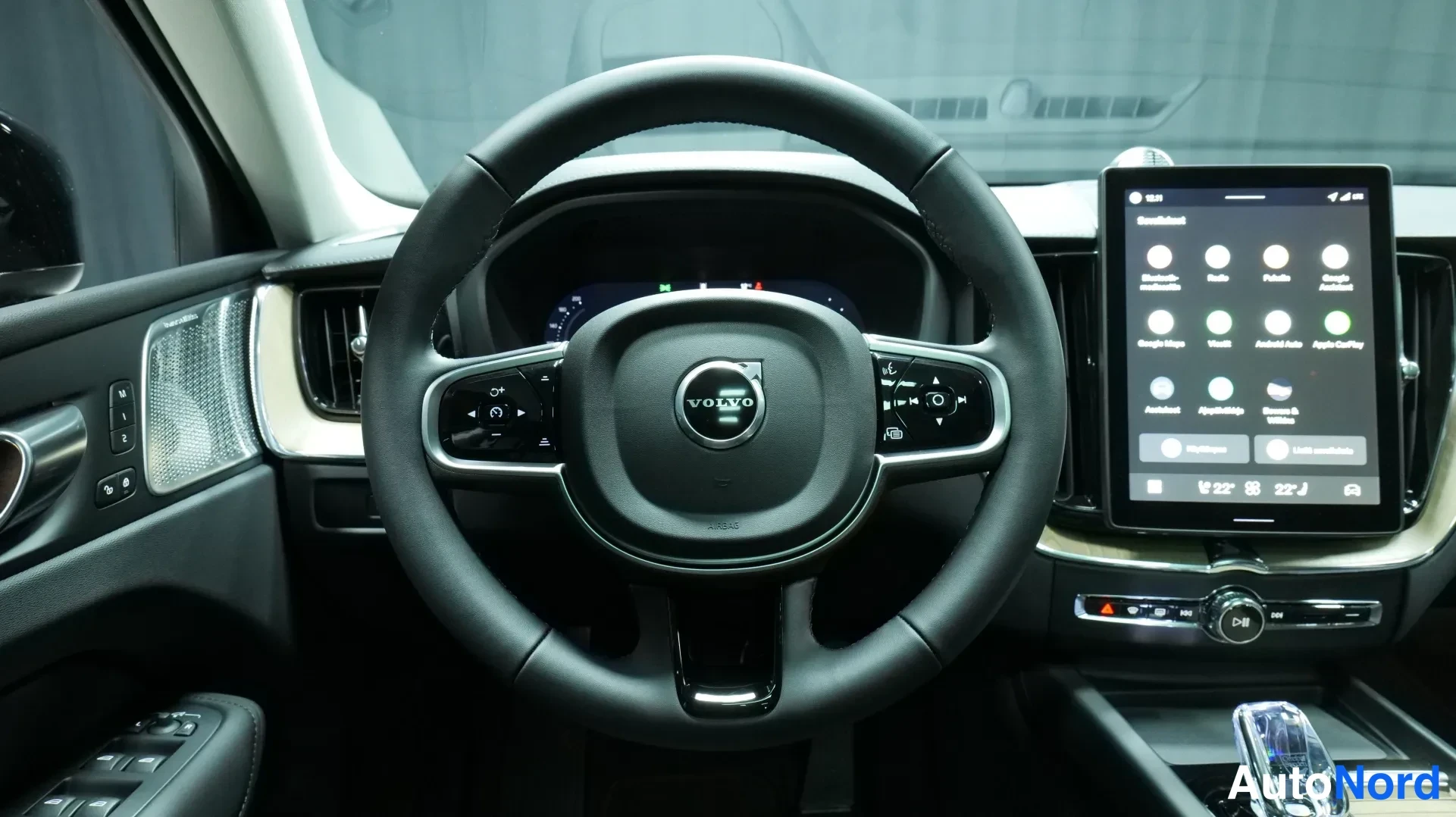 Punainen Volvo XC60 2026, kuva 13