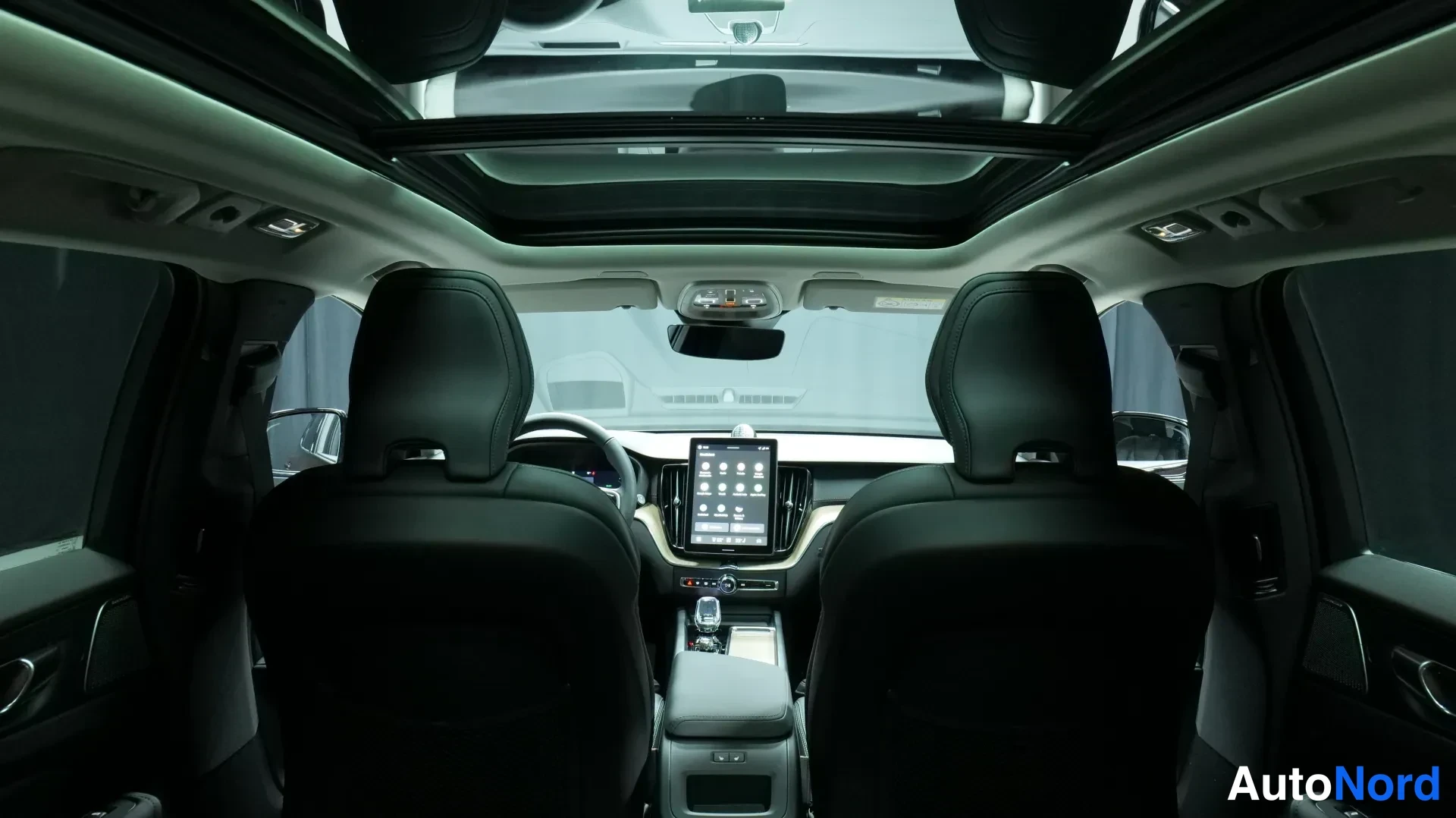 Punainen Volvo XC60 2026, kuva 16