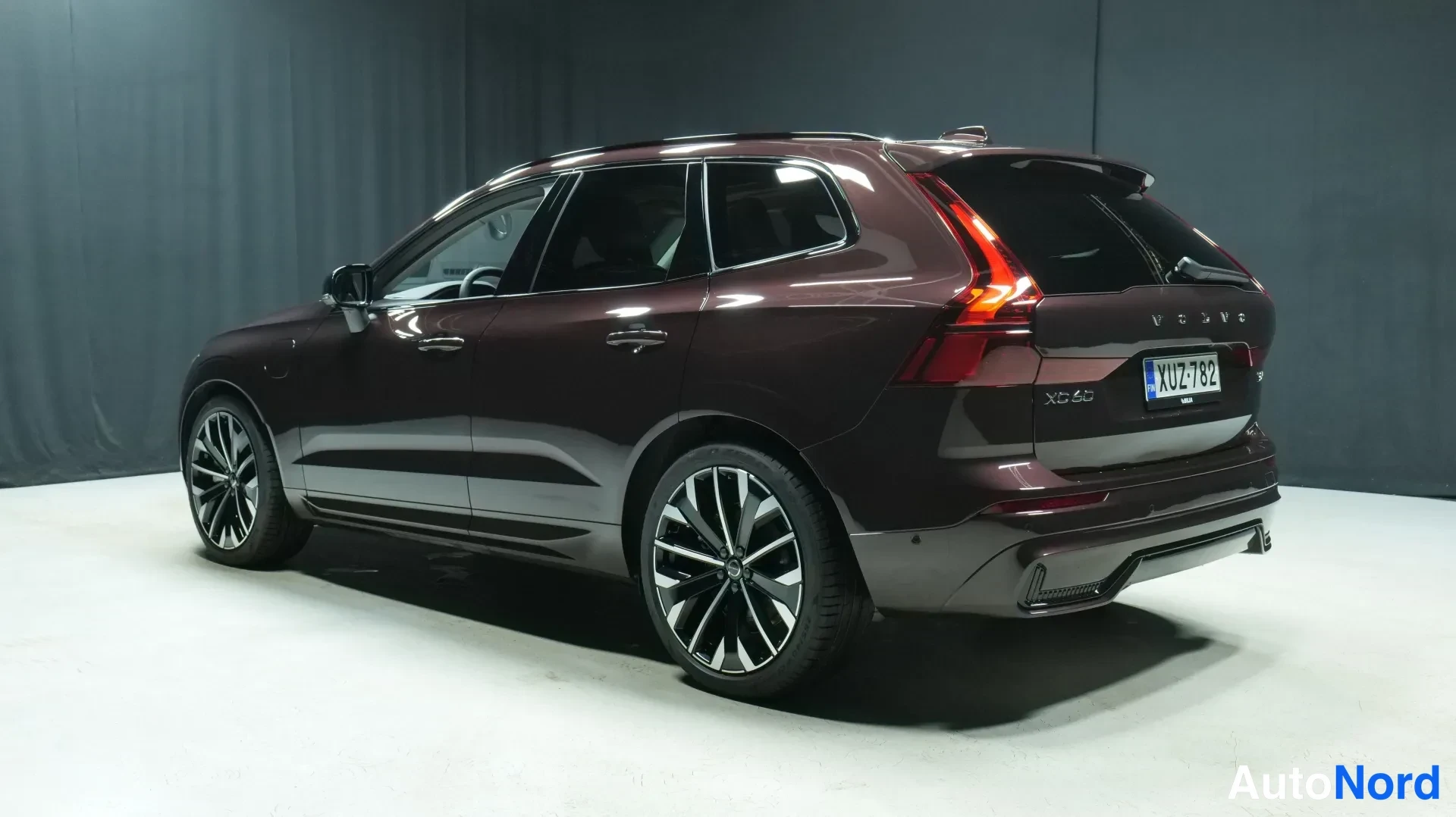 Punainen Volvo XC60 2026, takaviisto, kuva 3