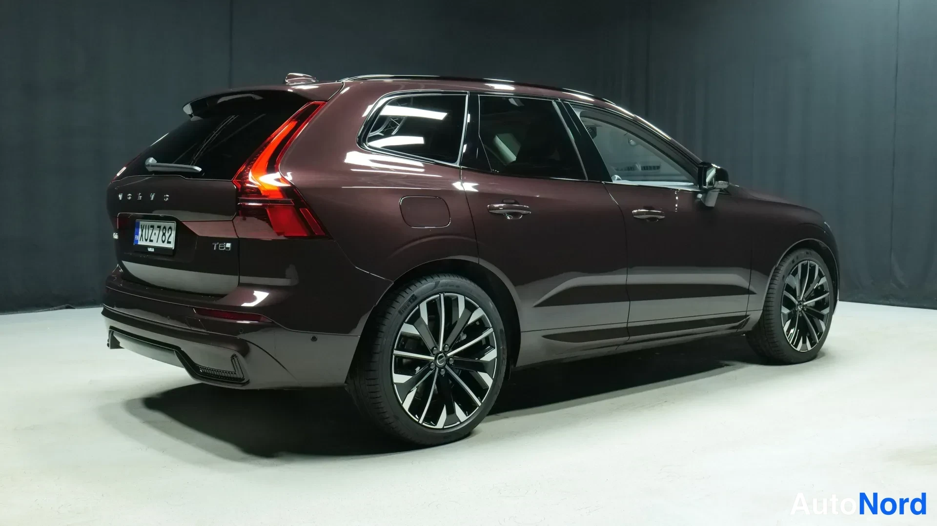 Punainen Volvo XC60 2026, takaviisto, kuva 4