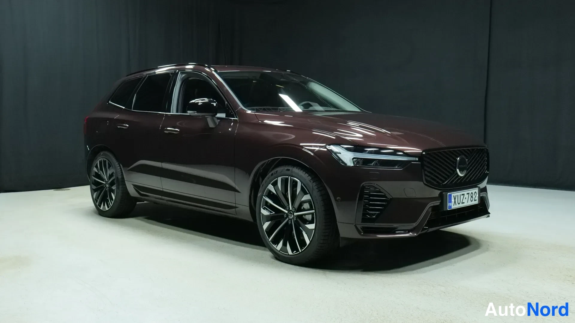 Punainen Volvo XC60 2026, etuviisto, keula oikealle, kuva 2