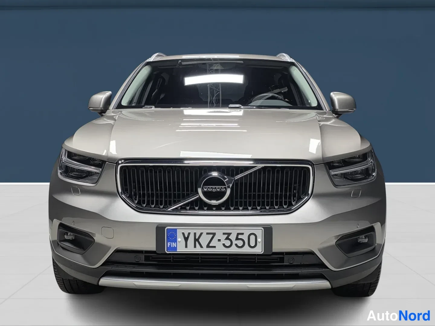 Harmaa Volvo XC40 2022, edestä, kuva 3