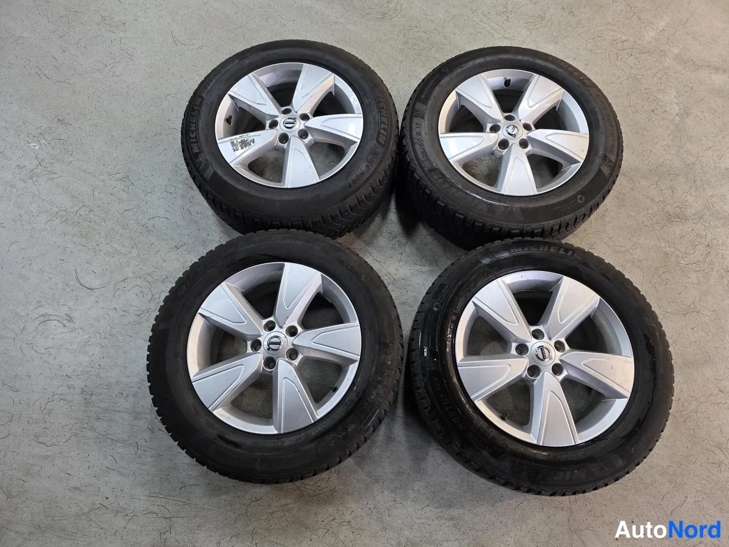 Harmaa Volvo XC40 2022, kuva 12