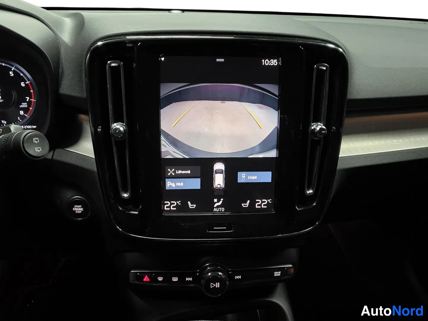 Harmaa Volvo XC40 2022, kuva 13