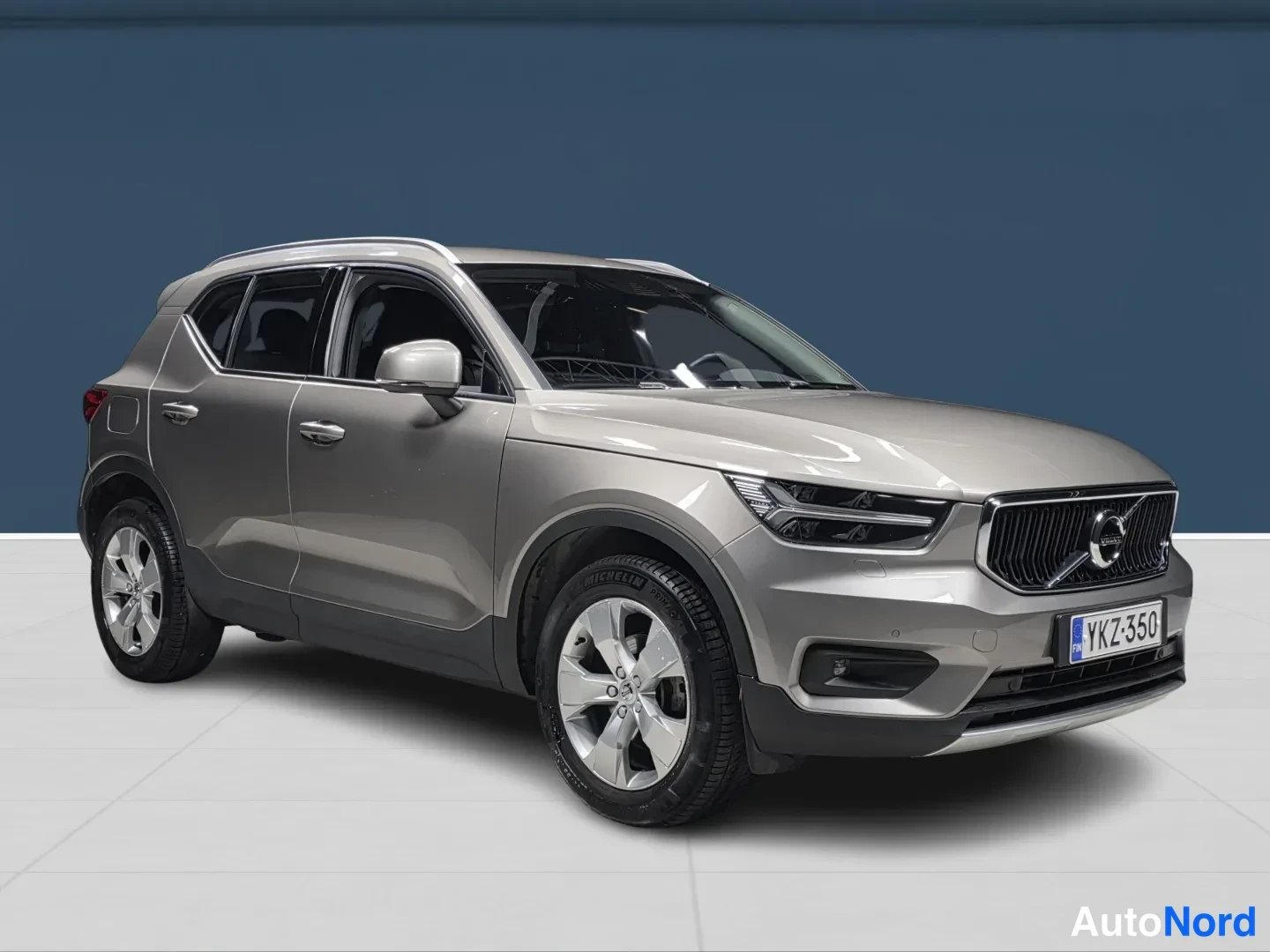 Harmaa Volvo XC40 2022, etuviisto, keula oikealle, kuva 2