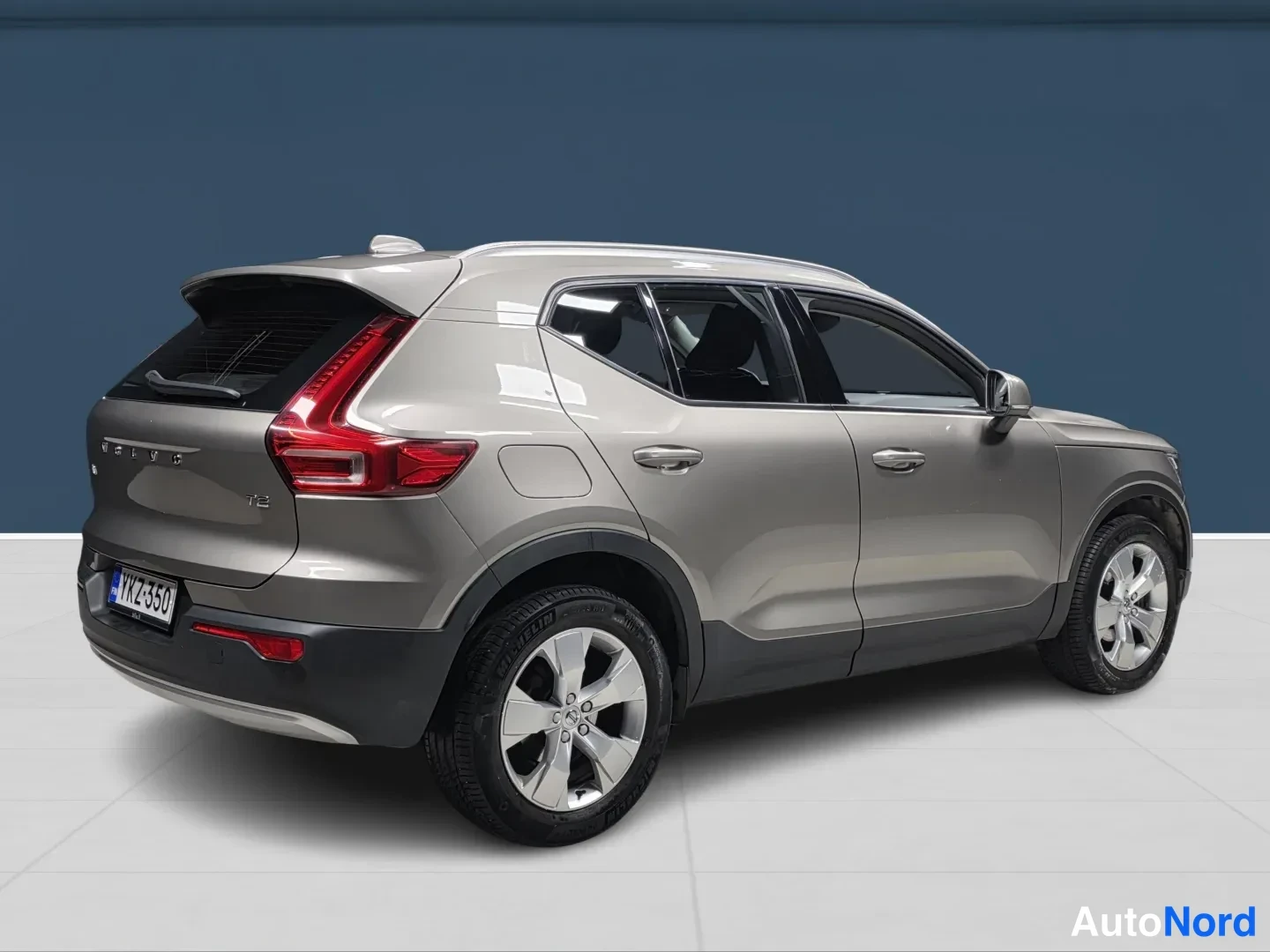 Harmaa Volvo XC40 2022, takaviisto, kuva 4