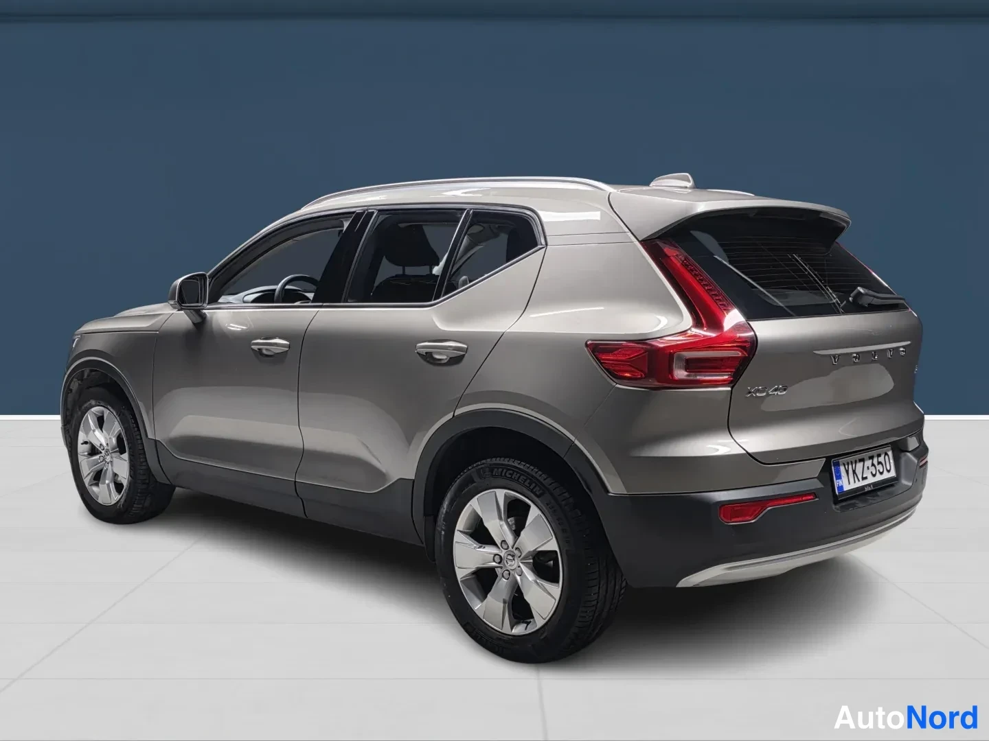Harmaa Volvo XC40 2022, takaviisto, kuva 5