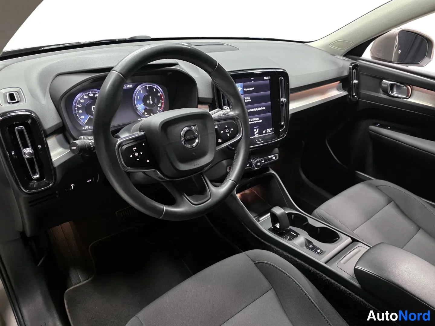 Harmaa Volvo XC40 2022, kuva 9