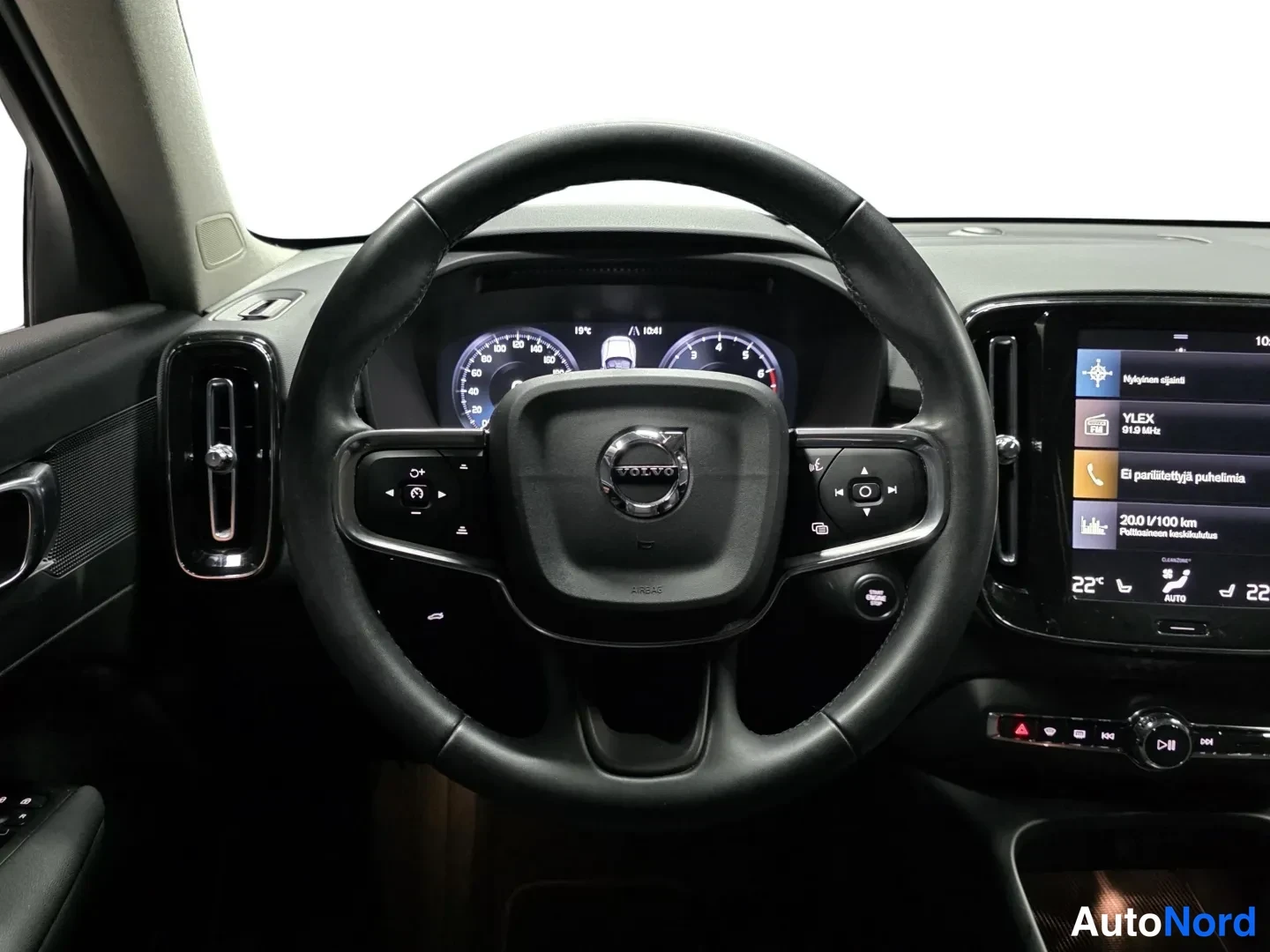 Harmaa Volvo XC40 2022, kuva 11